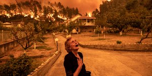 Φωτιά στην Εύβοια, η κραυγή της ηλικιωμένης, μια από τις viral φωτό