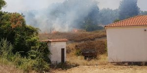 Φωτιά απειλεί σπίτια στα Λαγυνά Εβρου