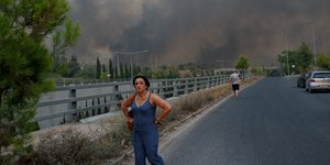 Η απελπισία ζωγραφισμένη στο πρόσωπο αυτής της γυναίκας εξαιτίας της φωτιάς στη Βαρυμπόμπη