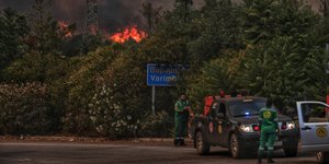 Οχημα στη φωτιά στη Βαρυμπόμπη