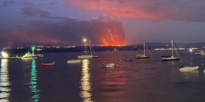 Πώς φαίνεται η φωτιά στη Βόρεια Εύβοια από το Νότιο Πήλιο