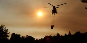 Ελικόπτερο βοηθά στη κατάσβεση πυρκαγιάς