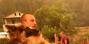 Εθελοντής σώζει σκύλο από τη φωτιά στην Εύβοια