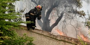 Πυροσβέστης δίνει μάχη με τις φλόγες σε σπίτι στις Αφίδνες
