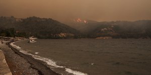 Οι φλόγες και οι καπνοί στη Λίμνη Ευβοίας