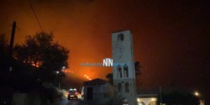 Φωτιά στη Φωκίδα: Εκκενώνεται και ο Τολοφώνας