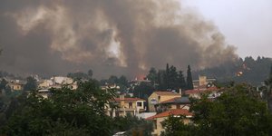 Συνεχίζει να καίει η φωτιά στην Αττική
