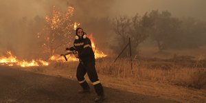 Πυροσβέστης δίνει μάχη με τις φλόγες στην Βαρυμπόμπη