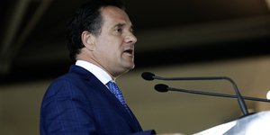 Άδωνις Γεωργιάδης μιλάει σε μικρόφωνα