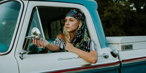 Γυναίκα μέσα σε αμάξι