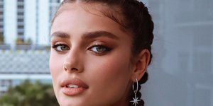 Γυναίκα με πράσινο πουκάμισο