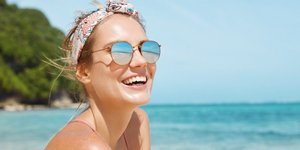 γυναίκα με γυαλιά