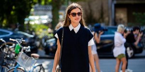 γυναίκα με πουλόβερ