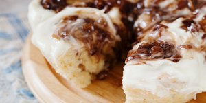 Συνταγή για γλυκό ψυγείου με κρέμα τυριού και βάση από σταφιδόψωμο