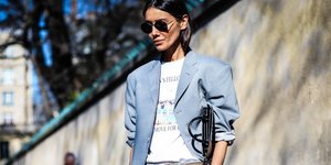 γυναίκα με σακάκι