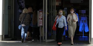 Γυναίκες με μάσκες εξέρχονται από κατάστημα στο Λονδίνο