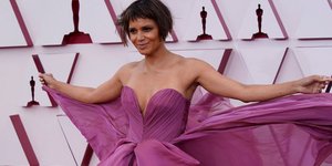 Η Χάλι Μπέρι με εκθαμβωτική λιλά τουαλέτα