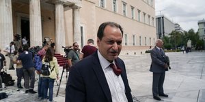 Χρήστος Σπίρτζης κοστούμι κόκκινη γραβάτα έξω από Βουλή
