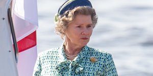 Η Ιμέλντα Στόντον ως βασίλισσα Ελισάβετ Β' πάνω σε σκάφος