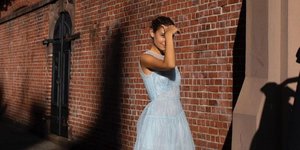 γυναίκα με φόρεμα