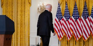 Ο πρόεδρος των ΗΠΑ, Τζο Μπάιντεν, αποχωρεί μετά το διάγγελμα από τον Λευκό Οίκο για το Αφγανιστάν