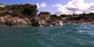 Κυματισμός στη θάλασσα και σύννεφα