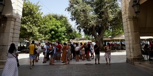 συγκεντρωμενος κοσμος