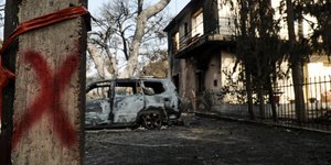 καμένο αυτοκίνητο σπίτι φωτιά Βαρυμπόμπη