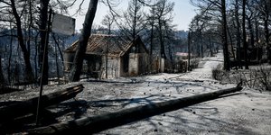 Καμένο σπίτι έπειτα από τη φωτιά στη βόρεια Αττική