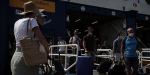 καραβι πειραιας,