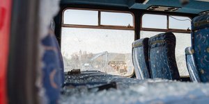 καθίσματα λεωφορείο σπασμένο τζάμι