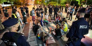 Καθιστική διαμαρτυρία νέων στην Πολωνία για το νέο νομοσχέδιο για τα ΜΜΕ