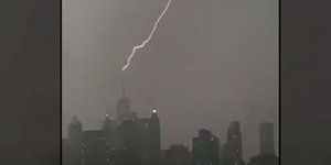 Η στιγμή που κεραυνός χτυπά το Παγκόσμιο Κέντρο Εμπορίου