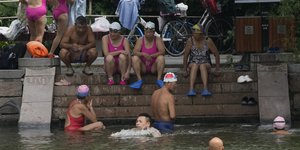 κινεζοι κανουν μπανιο 