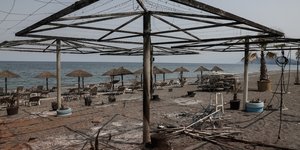 κιοσκι ξαπλωστρες καμενα 