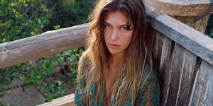 Κλέλια Ανδριολάτου: Η νέα μούσα του Χριστόφορου Παπακαλιάτη ποζάρει τόπλες 