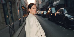 Μπεζ κολάν από τα Mango 