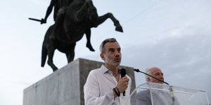 δήμαρχος Θεσσαλονίκης Κωνσταντίνος Ζέρβας μιλά μικρόφωνο