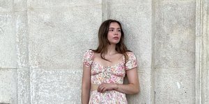 Γυναίκα με φόρεμα και πέδιλα