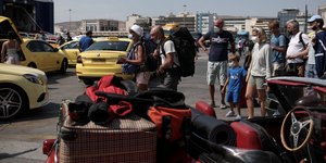 Εκδρομείς επιστρέφουν στο λιμάνι του Πειραιά