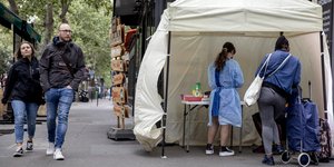 Κόσμος περνά από σημείο όπου γίνονται τεστ κορωνοϊού στη Γαλλία
