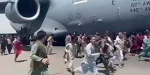κόσμος τρέχει σε αεροπλάνο ΗΠΑ σε αεροδρόμιο Καμπούλ