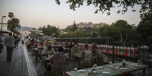 Κόσμος τρώει σε εστιατόριο της Αθήνας