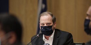 Κώστας Αχιλλέας Καραμανλής μάσκα μικρφόφωνο