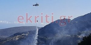 H στιγμή που το ελικόπτερο κάνει ρίψεις νερού