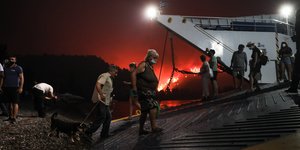 Κάτοικοι της Λίμνης εκκενώνουν με φέρι μποτ το χωριό που φλέγεται