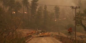 Μάχη με τις αναζωπυρώσεις στη βόρεια Εύβοια