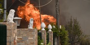 Μάχη με τις φωτιές στη βορειοανατολική Αττική