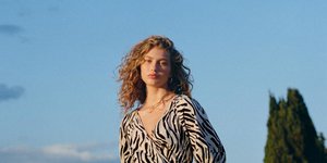 γυναίκα με φόρεμα