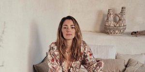 γυναίκα με φόρεμα